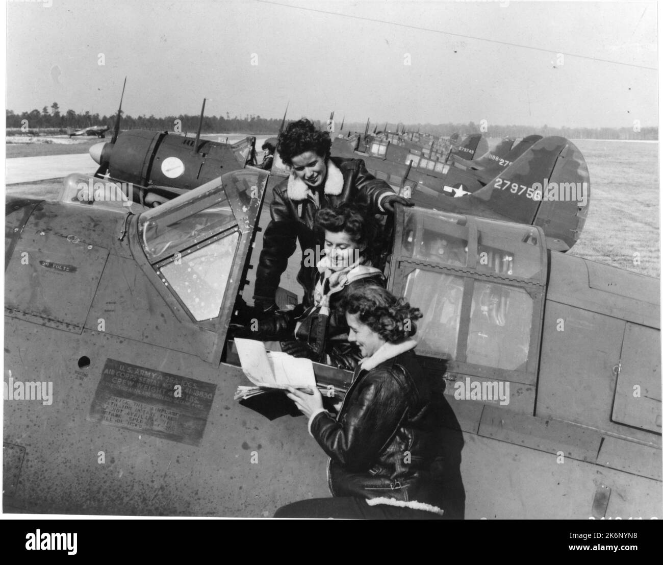 Wasps intorno a un Curtis A-25A. Wasps intorno a un Curtis A-25A. "Wasps intorno a un Curtis A-25A che fa il check-up dell'ultimo minuto prima di decollare, campo aereo dell'esercito, campo Davis, Carolina del Nord." Foto Stock