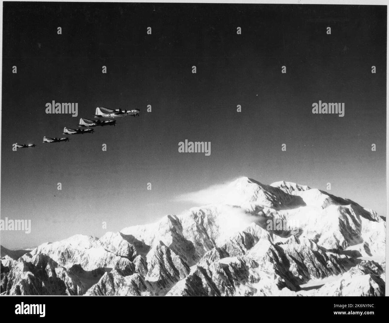 Formazione di Boeing B-29 Superfortezze sul Monte McKinley, Alaska. Formazione di Boeing B-29 Superfortezze sul Monte McKinley, Alaska. Foto Stock
