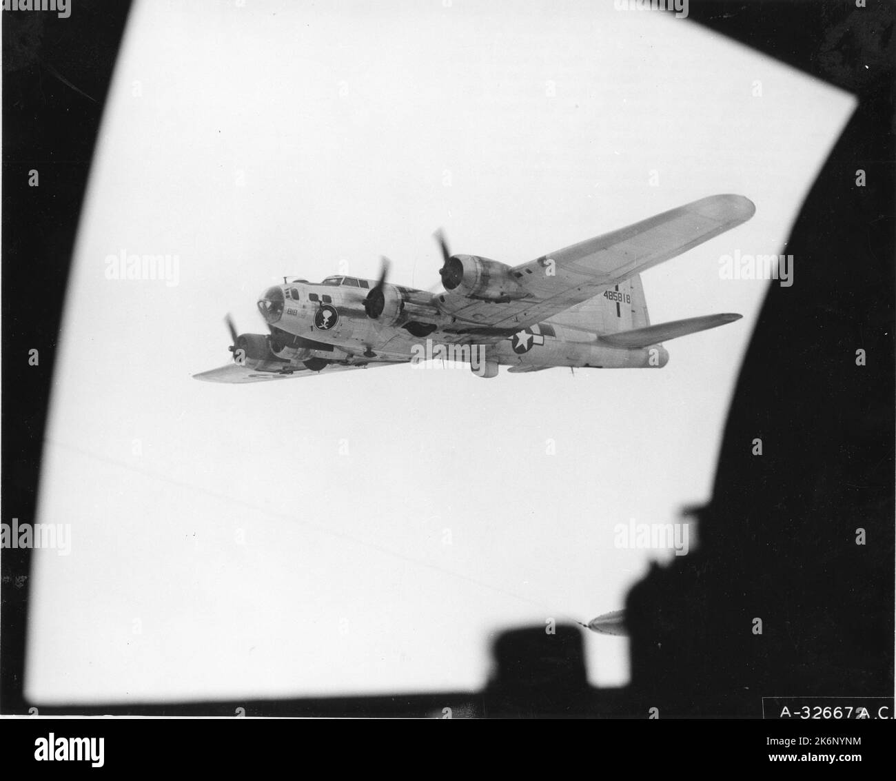 Aereo di controllo remoto AAF che volerà verso Washington. Aereo di controllo remoto AAF che volerà verso Washington. 'AAF AEREO DI CONTROLLO REMOTO FLYS A WASHINGTON. Cavalcando nel naso del pilota Boeing B-17 Flying Fortress è il controllo del 'drone' B-17 da cui il fotografo ha girato questa foto. Il drone partì il 13 gennaio 1947 da Eglin Field, Florida, sede dell'Air Proving Ground Command...il pilota 'beeper' volò l'aereo con il telecomando per l'intero volo...'. Foto Stock