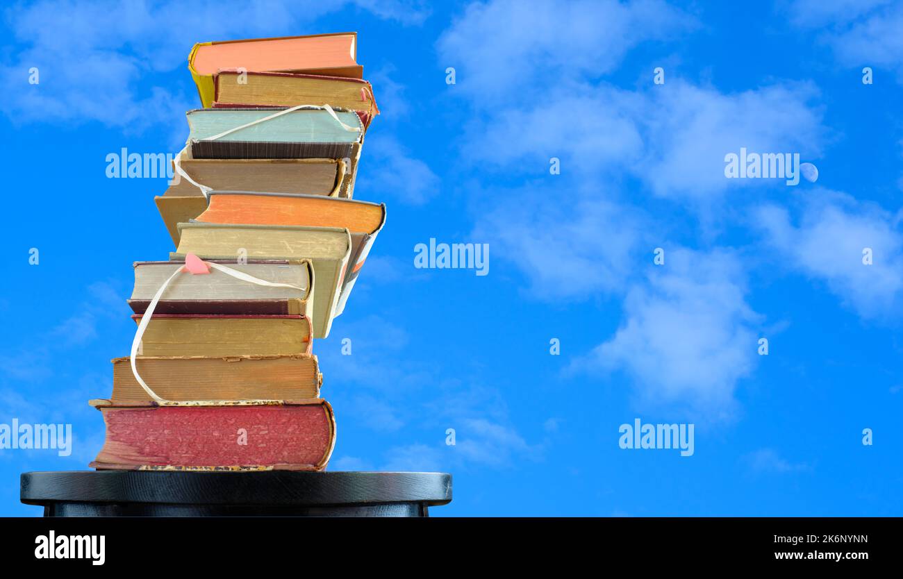 pila di libri contro cielo nuvoloso, ispirazione, lettura, istruzione, concetto di letteratura, spazio libero di copia Foto Stock