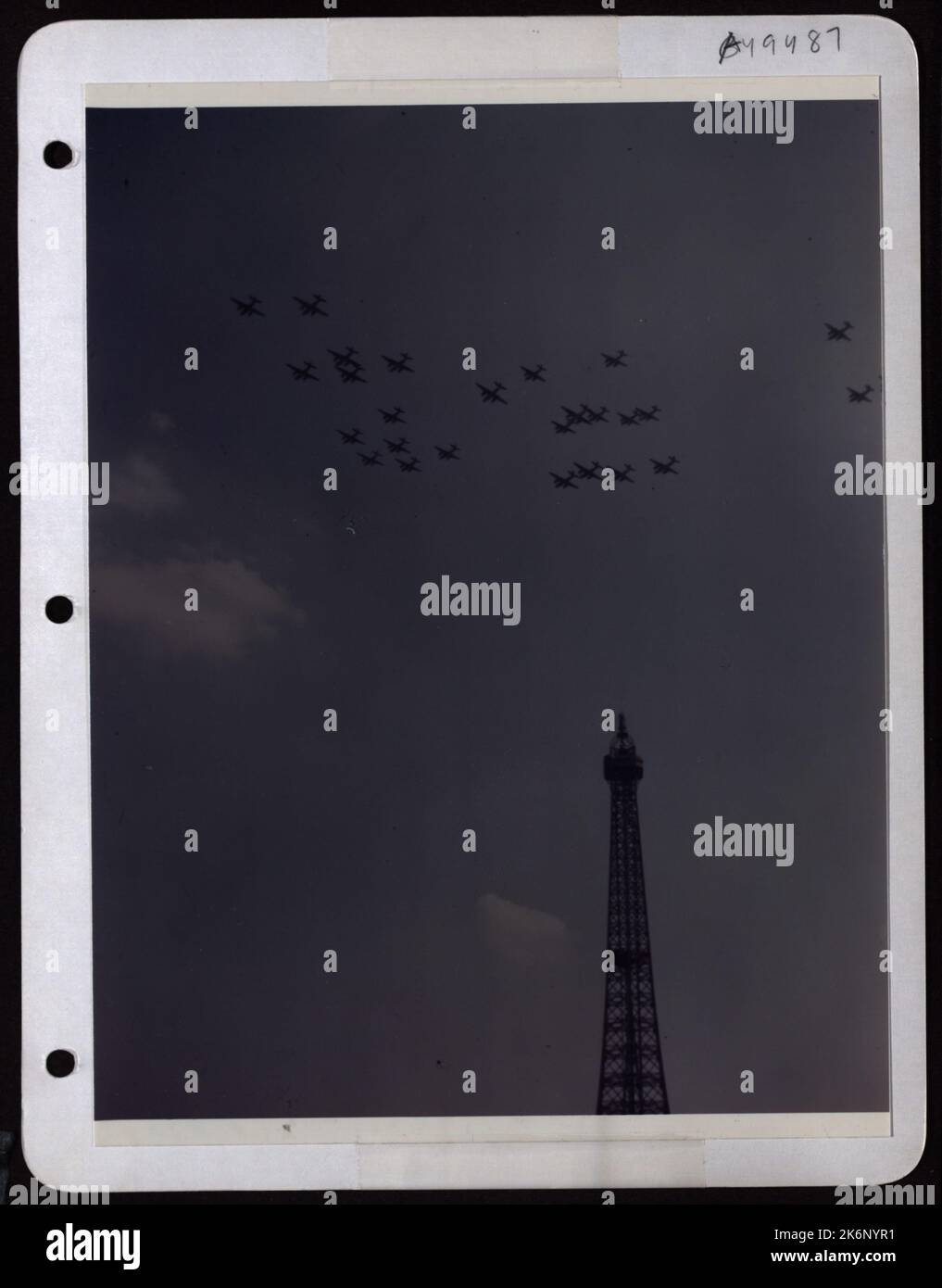Una grande formazione di aeroplani Flies sopra la Torre Eiffel a Parigi, in Francia, durante un'esposizione all'aperto che mostra aerei e attrezzature utilizzati nel Teatro europeo delle operazioni. Foto Stock
