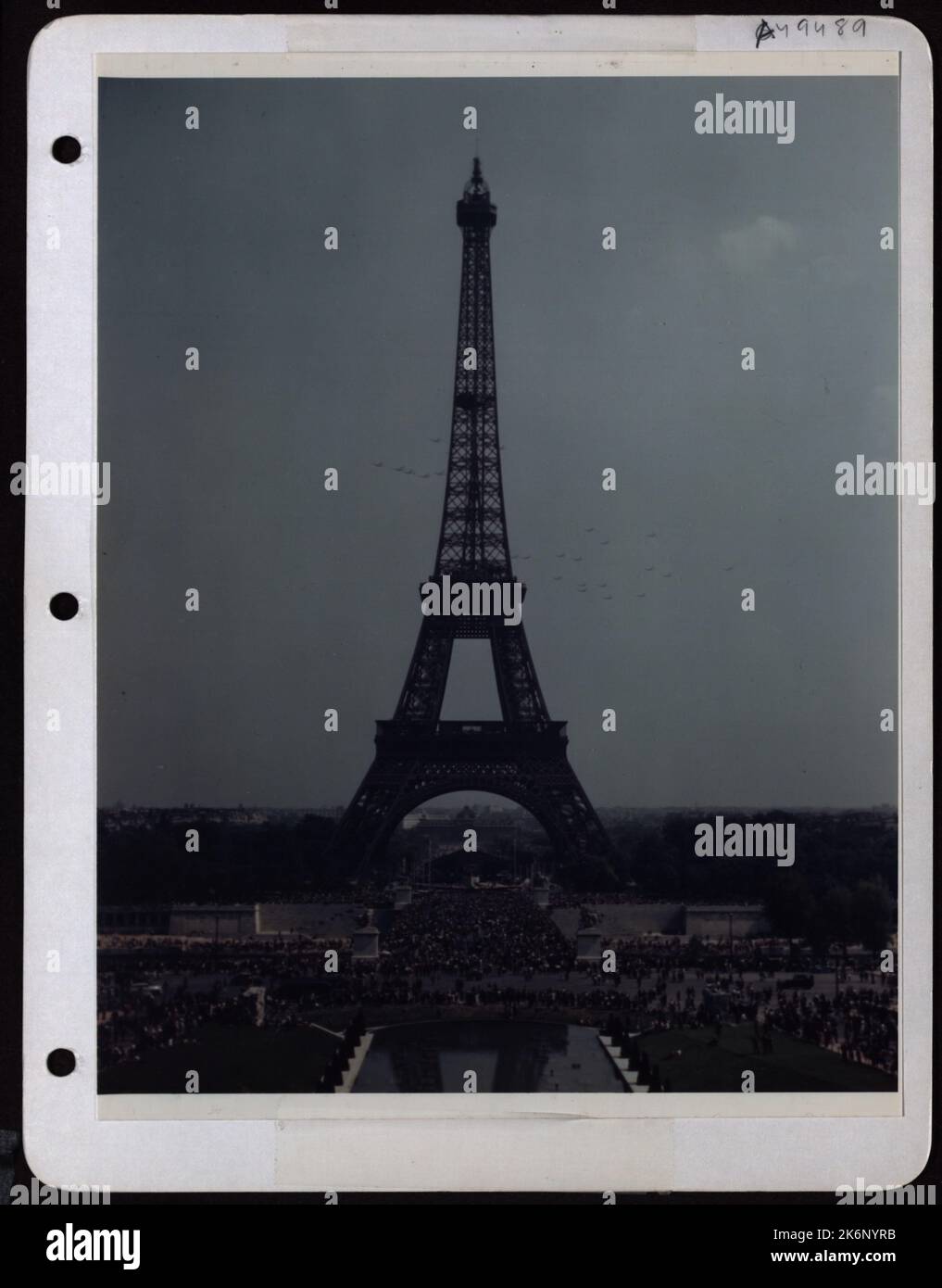 Folle di francesi e soldati americani Guarda la formazione di aerei volare presso la Torre Eiffel, durante l'esposizione all'aperto visualizzazione di aerei e attrezzature utilizzate nell'Eto. Foto Stock