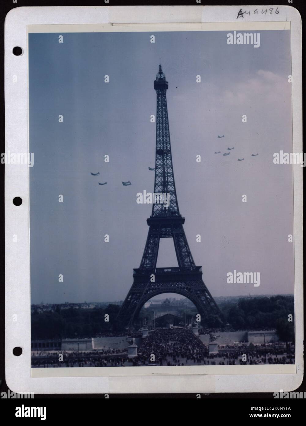Folle di francesi e soldati alleati Guarda Un'esposizione di aerei volare presso la Torre Eiffel a Parigi, in Francia, durante un'esposizione all'aperto visualizzazione di aerei e attrezzature utilizzate nell'Eto. Foto Stock