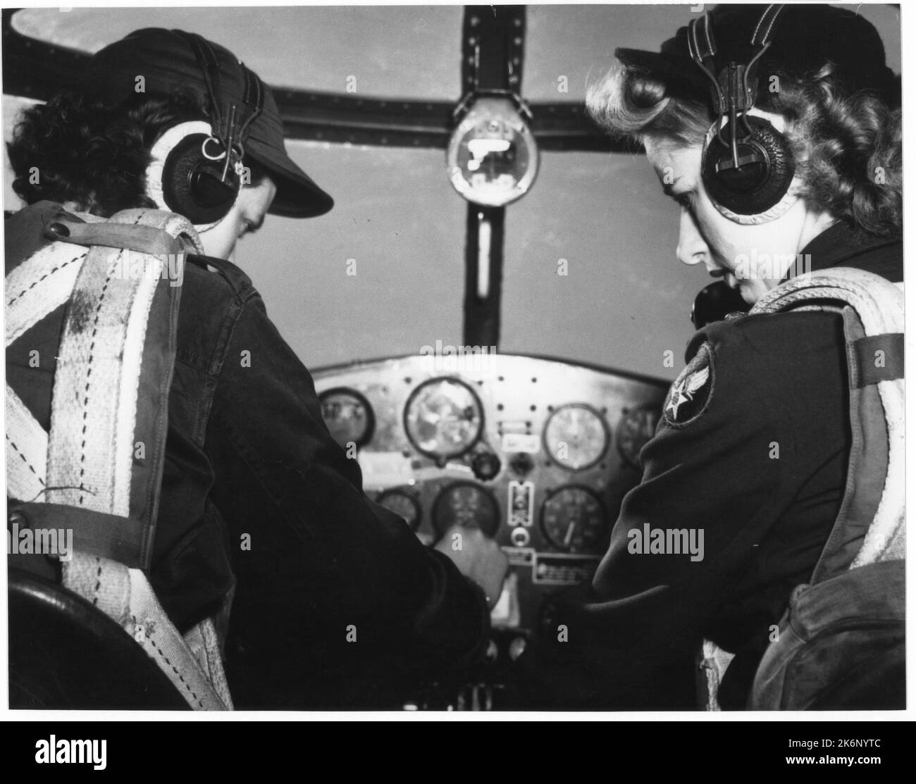 WASP Mary Baldwin Hillberg. WASP Mary Baldwin Hillberg. 'WASP Mary Baldwin Hillberg taglia le farfalle dopo 'svendere' per un decollo di fondo come il co-pilota Betty Ferrol Martin ottiene contatto radio con la torre. Altus Army Air Field, Altus, Oklahoma.". 1940 - 1983. Foto Stock