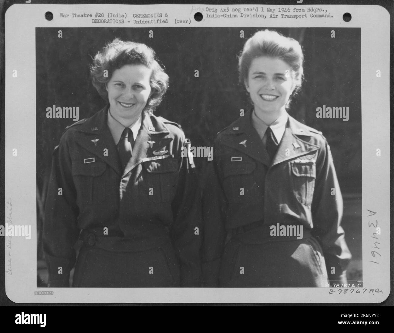 Due infermieri del comando del trasporto aereo attendono la presentazione dei premi durante Una cerimonia presso un Airbase in India. Foto Stock