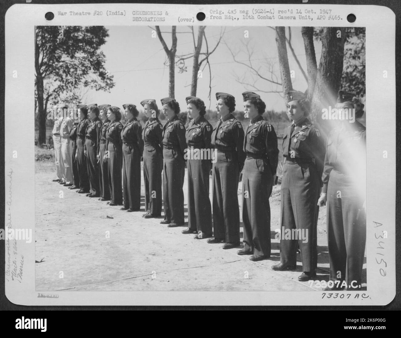 Infermieri di volo e tecnici arruolato dello Squadrone di evacuazione dell'aria 801St, Stand in formazione dopo aver ricevuto la Medaglia d'aria durante Una cerimonia a Ledo, Assam, India. 27 marzo 1945. Foto Stock