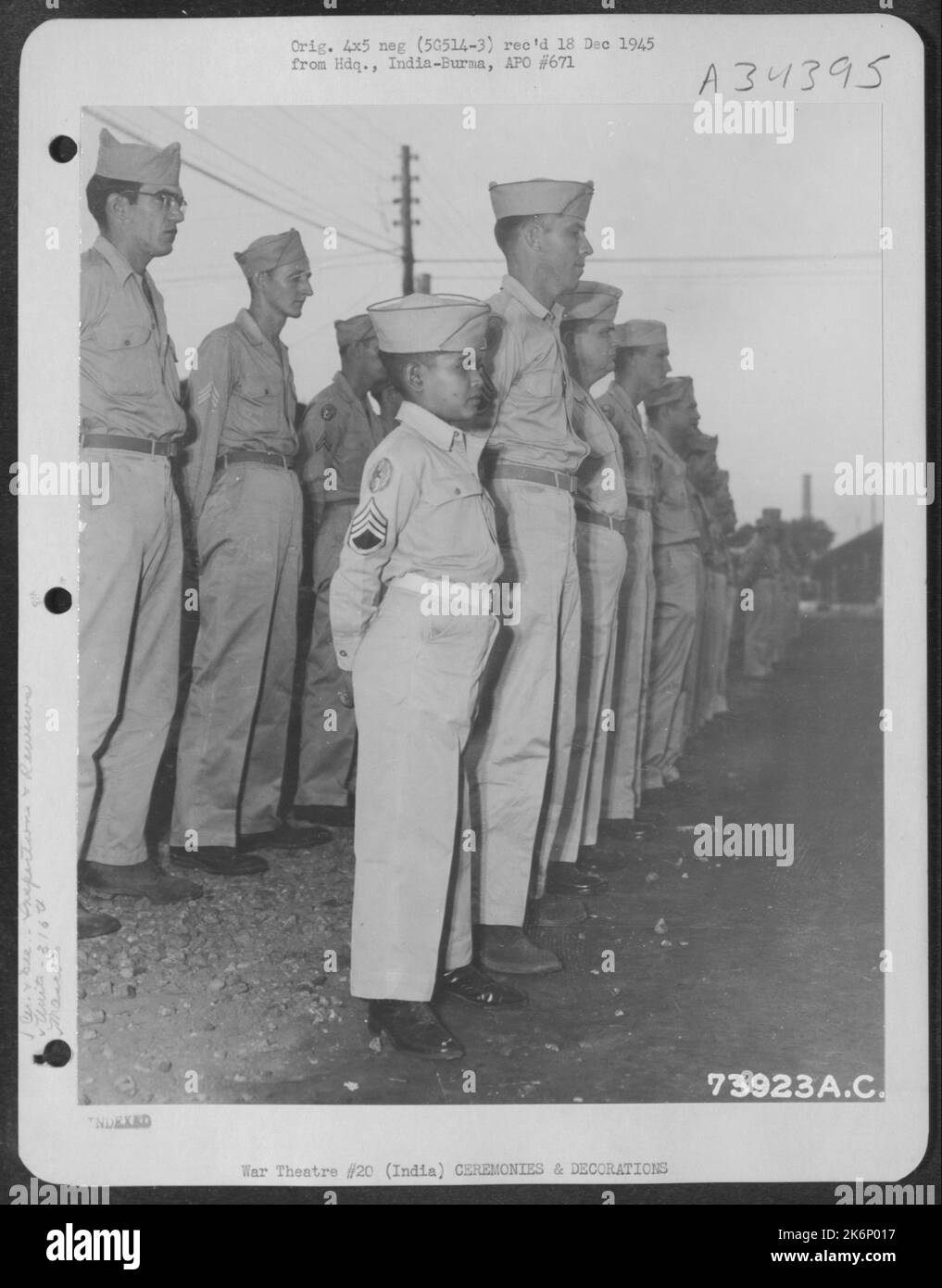 I membri del Depot Supply Squadron 316th e il loro Mascot Stand in formazione per l'ispezione presso il Bengala Air Depot in India. Foto Stock