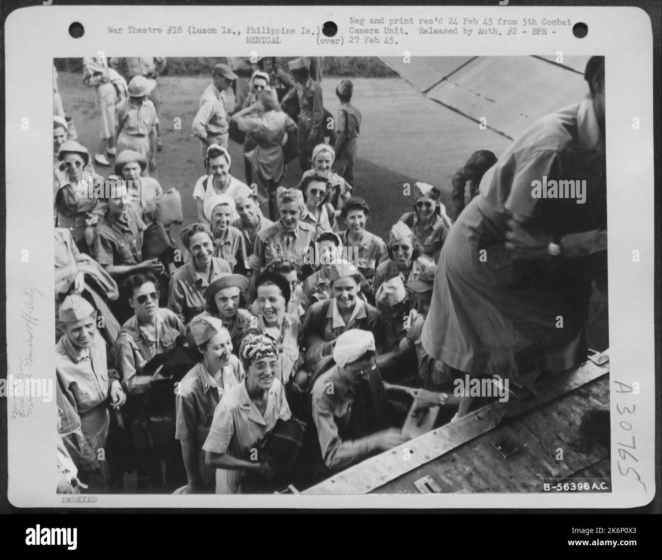 Manila, Isole Filippine - Caricamento degli infermieri. Hanno trasportato soltanto il minimo di bagaglio a mano. Solo pochi ricordi e oggetti personali della loro lunga prigionia. Erano quasi privi di indumenti personali. L'Esercito, tuttavia, li ha rimontati in viaggio Foto Stock