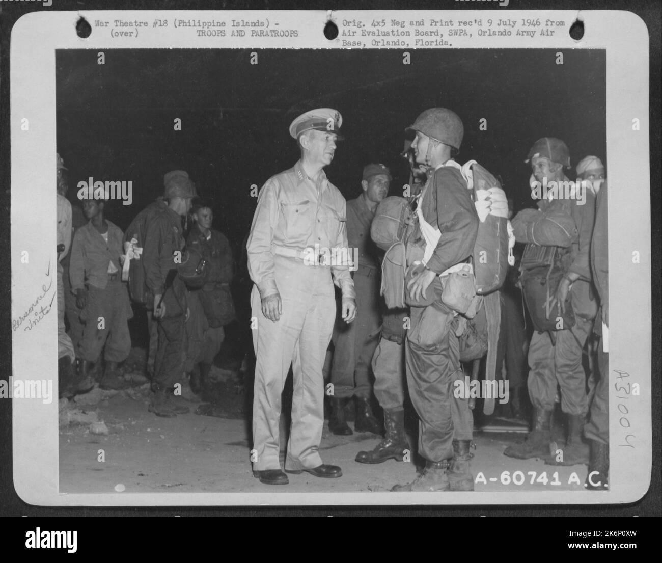 Il generale Kruger discute i piani per Una caduta paracadutista con gli ufficiali della 11th divisione Airborne, 511th reggimento di fanteria paracadutista. 4:30am, 23 giugno alla pista di volo Lipa, Luzon, nelle isole Filippine. Foto Stock