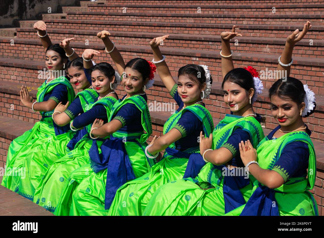 Le donne indossano abiti tradizionali con ornamenti floreali e si esibiscono durante il Festival di Primavera, il primo giorno del mese di Primavera del Bengalese ''Falgun'''. Foto Stock