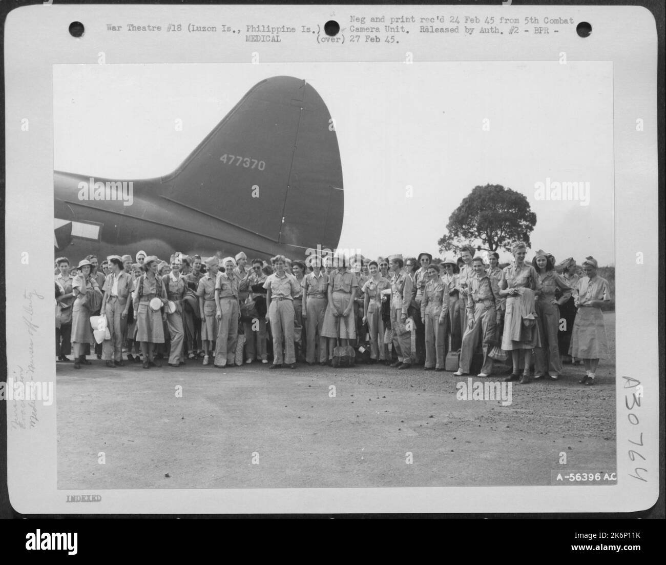 Manila, Isole Filippine - il Mulino infermieri intorno all'aereo che è quello di portarli a casa. L'aereo, Un enorme Curtiss C-46, atterrò su una delle strade di Manila nella periferia della città e portò le infermiere liberate fuori sulla prima tappa del loro viaggio a casa. Foto Stock