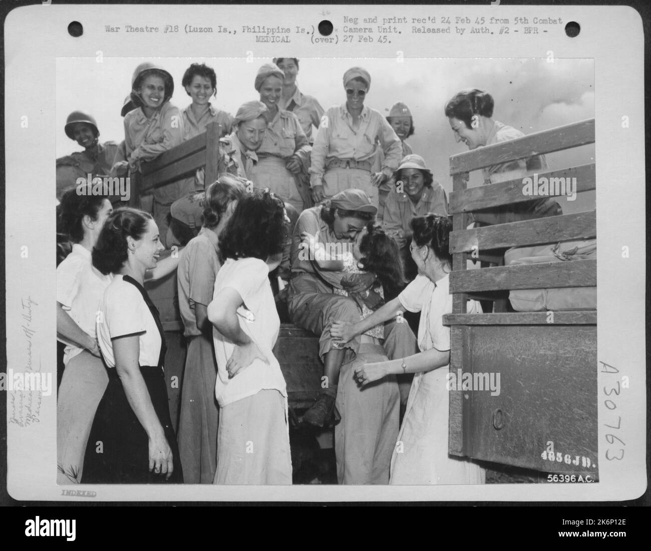 Manila, Filippine - gli infermieri dell'esercito, che sono veterani di Bataan e Corregidor e che sono stati imprigionati a Santo Tomas per gli ultimi tre anni, danno agli infermieri appena arrivati Un Benvenuto. isterico Molti di loro sono Old Friends.Picture spettacoli interned N Foto Stock