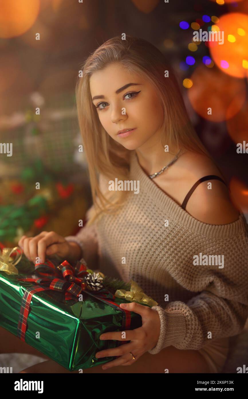 Giovane ragazza avvolge i regali per Natale Foto Stock