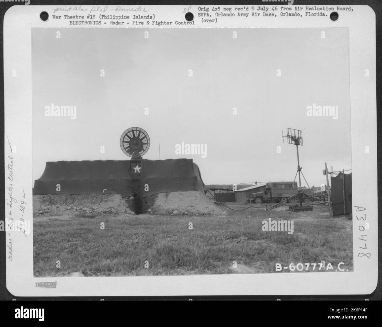 Le posizioni anti-velivolo intorno a Clark Field sono fortificate da questa stazione radar, che rileva tutti gli aerei - friendly o Enemy. La stazione notifica ad altre posizioni della batteria Id gli approcci dell'aeromobile Enemy in prossimità di Radar Dection. Isole Filippine Foto Stock