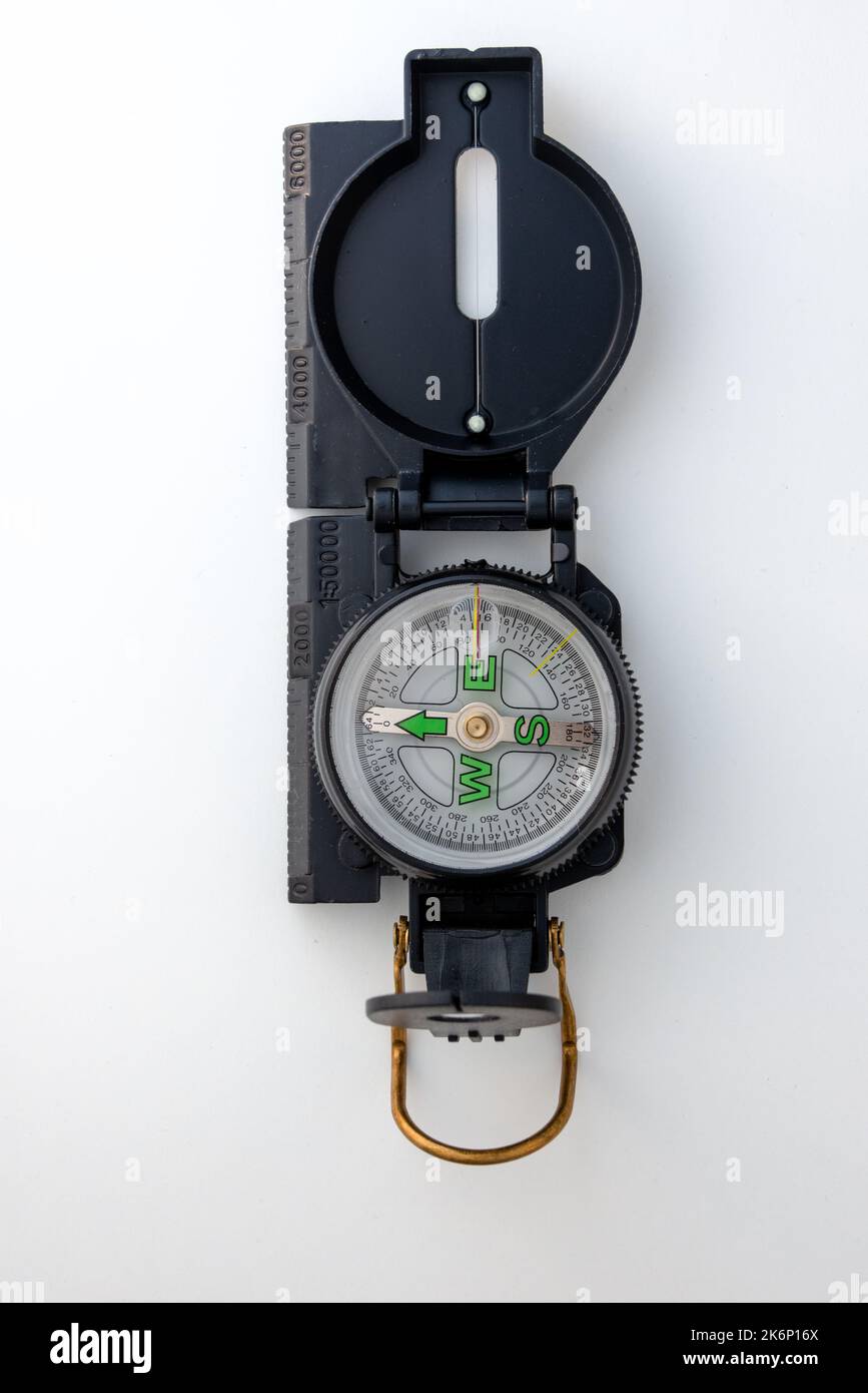 Bussola magnetica isolata su sfondo bianco concetto di vacanze d'avventura, viaggio globale, turismo con spazio copia Foto Stock