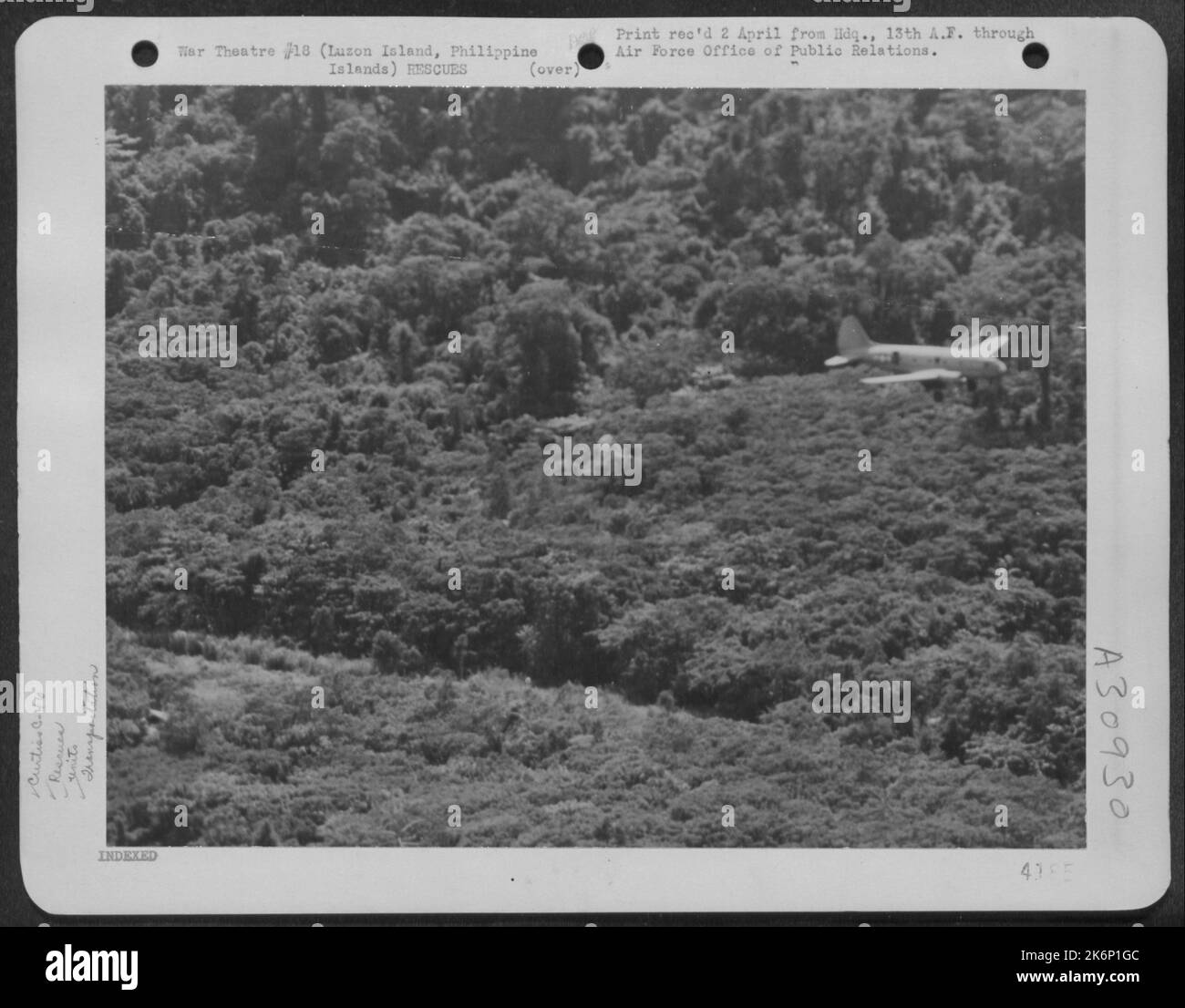 Un Curtiss C-46 'Commando' del secondo soccorso di emergenza Squadron paracadute forniture al campo dove il pilota ferito di un Vultee L-5, Lt. Stanley J. hillock, si trova in attesa di salvataggio. L-5 si è schiantato il 7 aprile 1947 e il 19 aprile 1947 Foto Stock