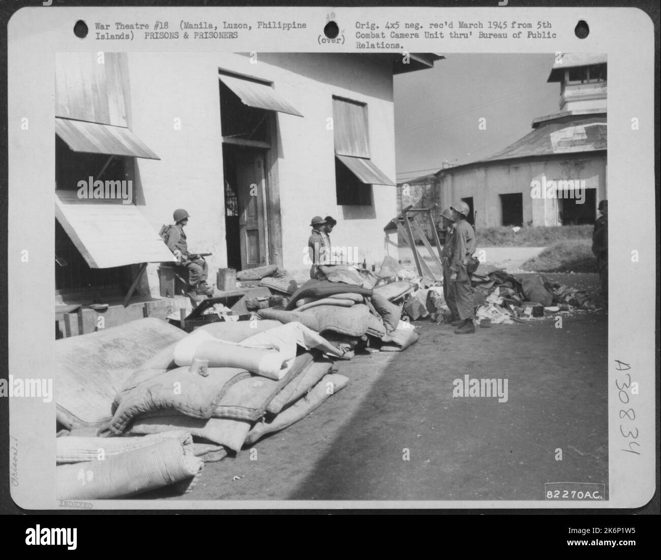 Le forze di liberazione hanno spazzato via la prigione di Bilibid a Manila, Luzon, Isole Filippine. Tutti i mobili e i letti sono stati bruciati e gli edifici sono stati puliti e fumigati e puliti per l'alloggiamento dei prigionieri fino a quando non potevano essere spostati in una zona posteriore. Foto Stock