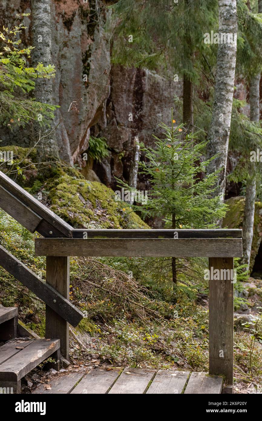 Cartello in legno vuoto sul corrimano ai piedi delle scale in natura Foto Stock