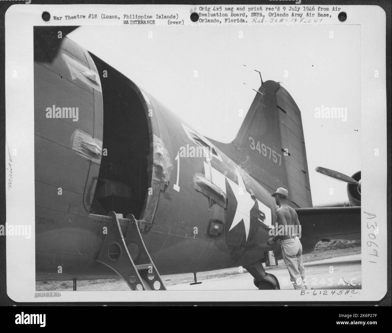 Tutti i Curtiss C-46 'Commandos' e Douglas C-47 'Skytrains' utilizzati per far cadere paracadutisti sulla pista di Camaalaniugan, sono stati registrati nel modo mostrato nella fotografia. Dopo che tutti gli aerei sono stati fissati con nastro adesivo, la gommalacca è stata quindi spazzolata per impedire che il nastro si staccasse. Foto Stock