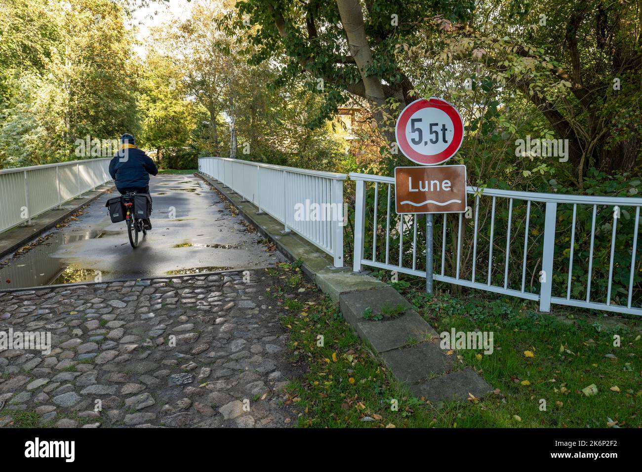 Ciclista che attraversa il fiume Lune tra Stotel e Nesse vicino a Loxstedt sulla pista ciclabile De Luun. Foto Stock