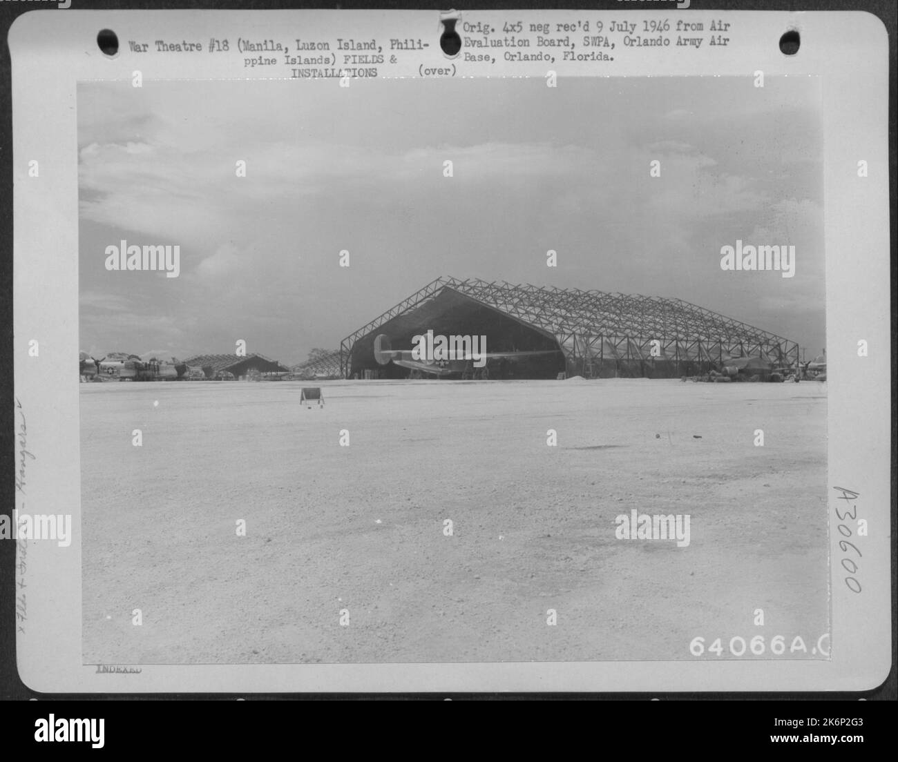 5th Air Service Area Command Depot #7-Neilson Field, Manila, Luzon Island, Philippine Islands-May 1945. Hangar di spedizione e ricezione. Questo edificio e' stato costruito da una latta giapponese catturata. Foto Stock