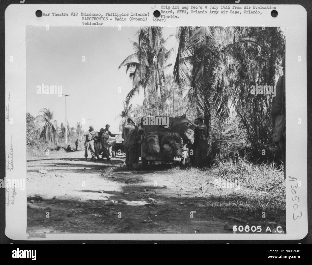 Una jeep JASCO con il suo equipaggiamento radio era appena arrivata in questa scena e sta cercando di contattare un volo di aerei diretti dal 25th Support Air Party alla Divisione Headquarters. L'ufficiale di comando reggimento aveva chiesto l'aria Foto Stock