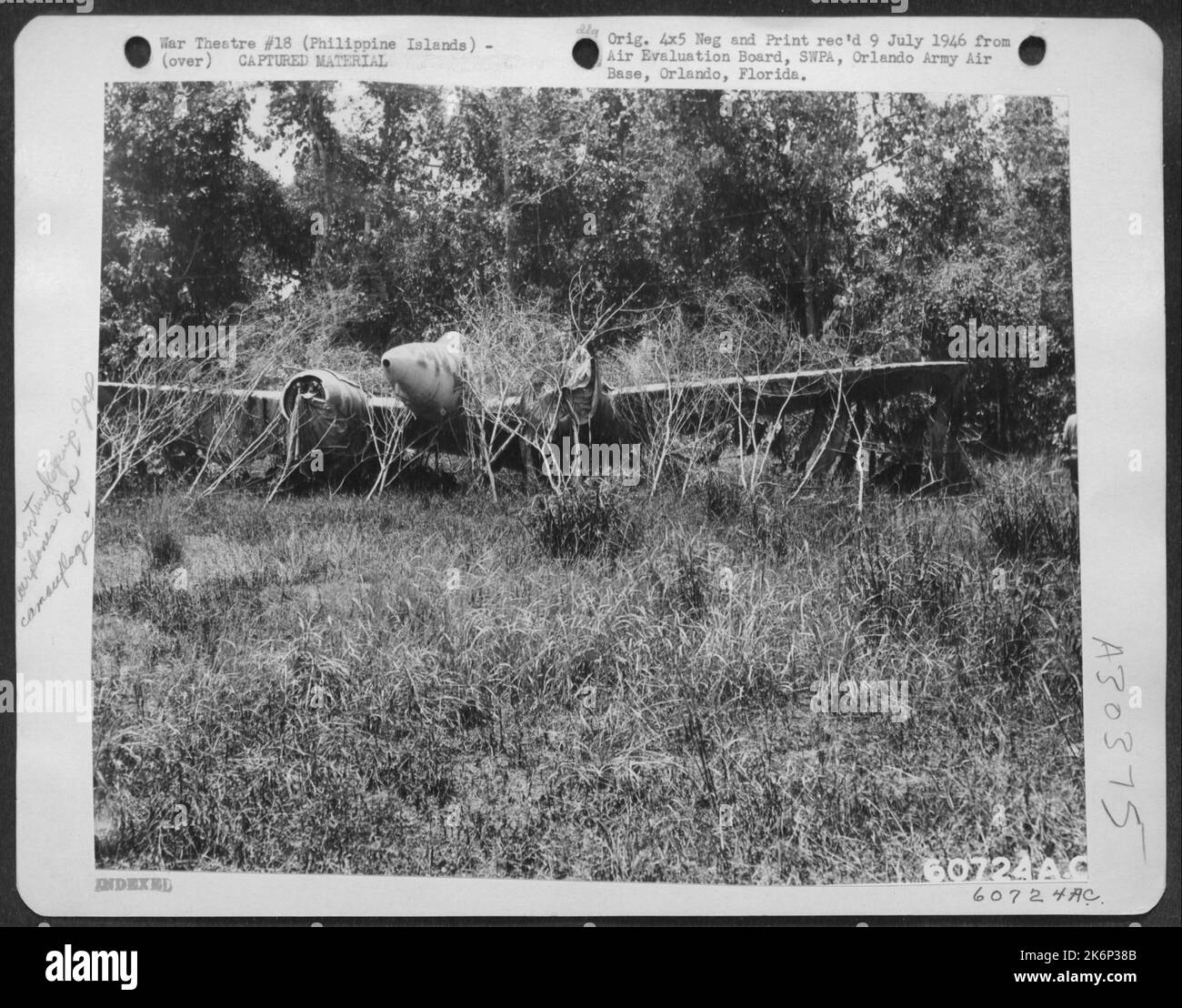 Questo bombardiere leggero giapponese 'Dinah' è stato trovato in un'area di parcheggio sul circuito di dispersione settentrionale dell'airdrome Licanan, Mindanao, nelle isole Filippine. Era volabile solo dopo importanti riparazioni. Notate come il jAPS aveva tentato i motori dal tempo. Foto Stock