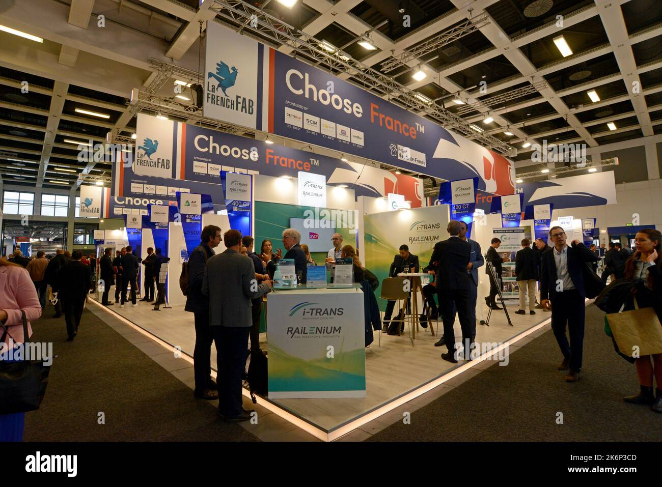 Lo stand dell'industria ferroviaria Frence espone l'industria ferroviaria alla Innotrans International Transport Expo di Berlino, settembre 2022 Foto Stock