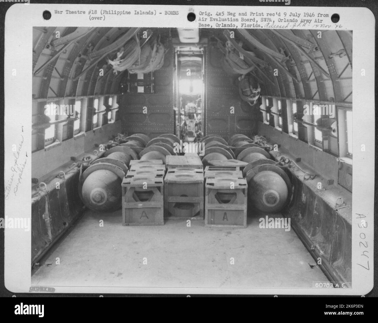 Questo C-47 'Skytrain' caricato con 500 libbre. GP Bombs è pronto per il decollo. Il carico è costituito da 10 bombe, 10 alette, e una scatola contenente 25 fusibili,--peso totale circa 6000 libbre Lingayen Airstrip, Isole Filippine. 12 giugno 1945. Foto Stock