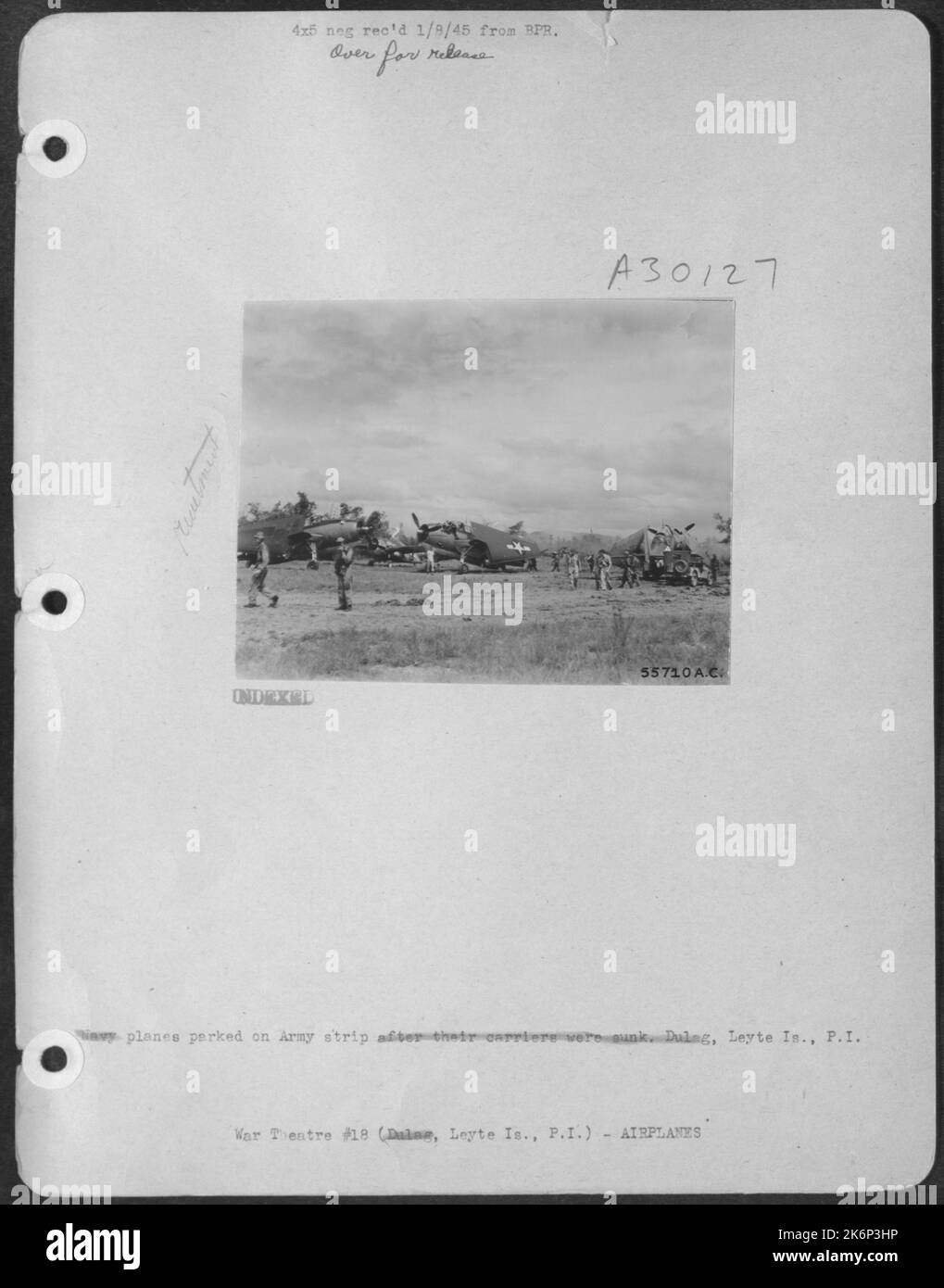 Aerei della Marina parcheggiati sulla striscia dell'esercito dopo che i loro vettori sono stati affondati, Dulag, Leyte is., P.I. Foto Stock