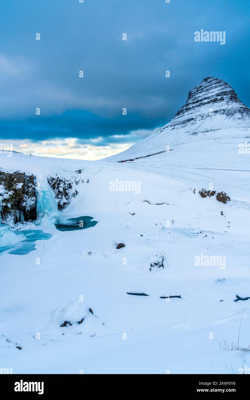 Kirkjufellsfoss, cascata vicino alla montagna di Kirkjufell, penisola di Snaefellsnes, Islanda, Europa Foto Stock