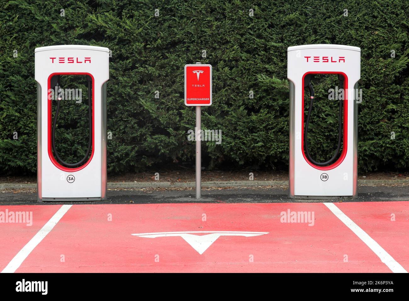 Lione, Francia - 22 ottobre 2016: Stazione di ricarica Tesla e parcheggio. Tesla è un'azienda americana di stoccaggio dell'energia e del settore automobilistico Foto Stock