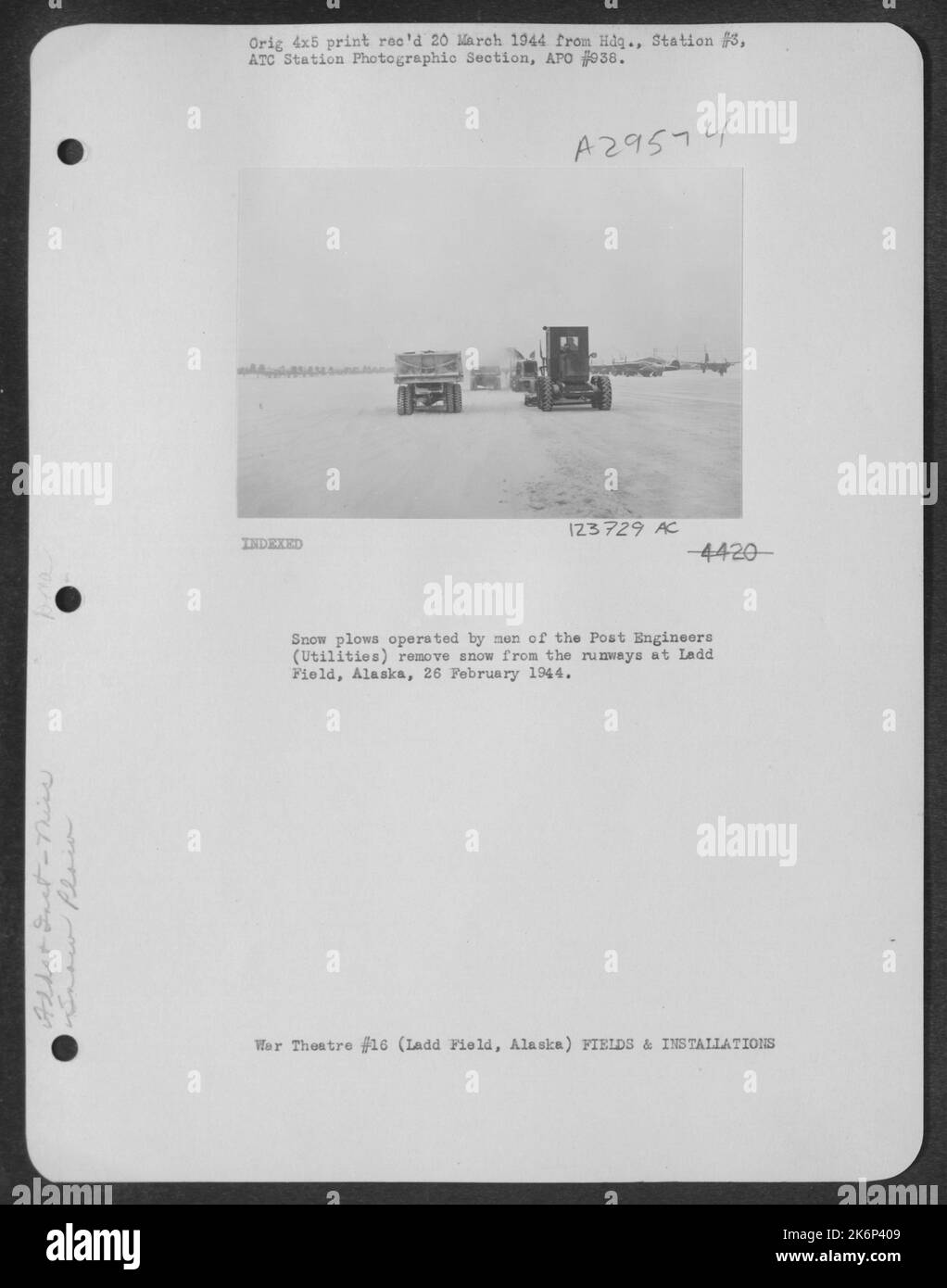 Snow Plows operated by Men of the Post Engineers (Utilities) Rimuovi la neve dalle piste di Ladd Field, Alaska, 26 febbraio 1944. Foto Stock Snow Plows operated by Men of the Post Engineers (Utilities) Rimuovi la neve dalle piste di Ladd Field, Alaska, 26 febbraio 1944. Foto Stock