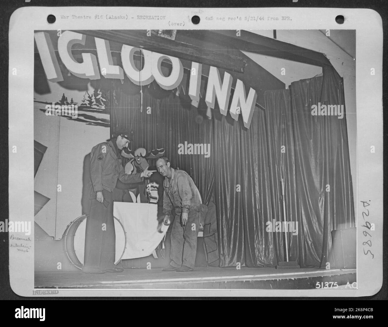 Quando Yanks presso una base aerea del Canada occidentale ha rotto il loro scenario palcoscenico nuovo di zecca, S/Sgt. Jack Pendleton, Jr., New York City, e il CPL Thurman Olson, Seattle, disegnarono risate con un comico improvvisato. Foto Stock