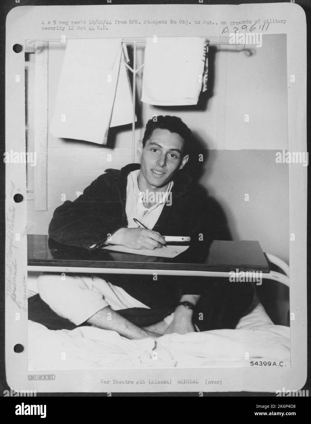 ALASKA-S/Sgt Martin Woogen, 966 East 181st St., Bronx, N.Y., ha mostrato di riprendersi all'Anchorage Army Hospital dopo una miracolosa fuga dall'esplosione del bombardiere a mezz'aria sulla natura selvaggia dell'Alaska. Woogen, ingegnere del bombardiere consolidato B-24 Liberator, Foto Stock