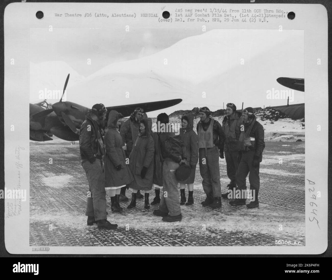 Infermieri della Marina, solo donne su Attu, Isole Aleutine, visitare i piloti di un gruppo di combattenti il giorno di Natale. Infermieri sono, da sinistra a destra: Firma Elizabeth Morgan, Aberdeen, Washington; Hazel Nylus, Forest City, Iowa; Elaine E. Gallagher, Plainview, Minn. Foto Stock