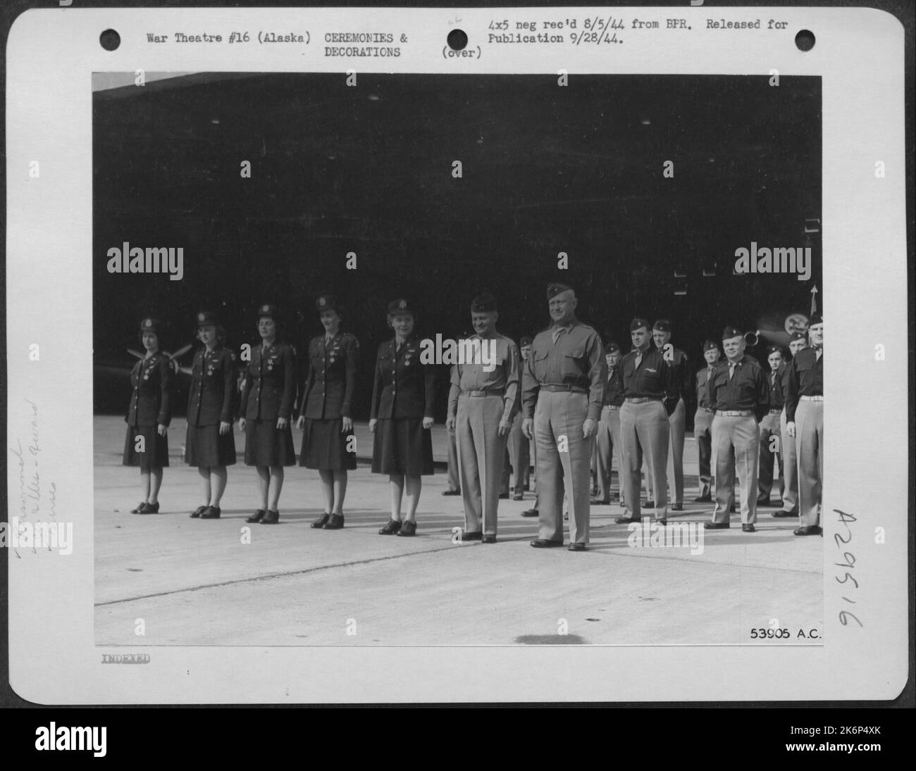 Un veterano Aleutian Air evacuation infermiera squadra che è venuto in Alaska più di un anno fa per evacuare Attu feriti sono mostrati con i loro generali comandanti dopo aver ricevuto le Medaglie d'aria per 500 ore di volo pazienti nella zona Aleutian-Alaska. Quelli Foto Stock