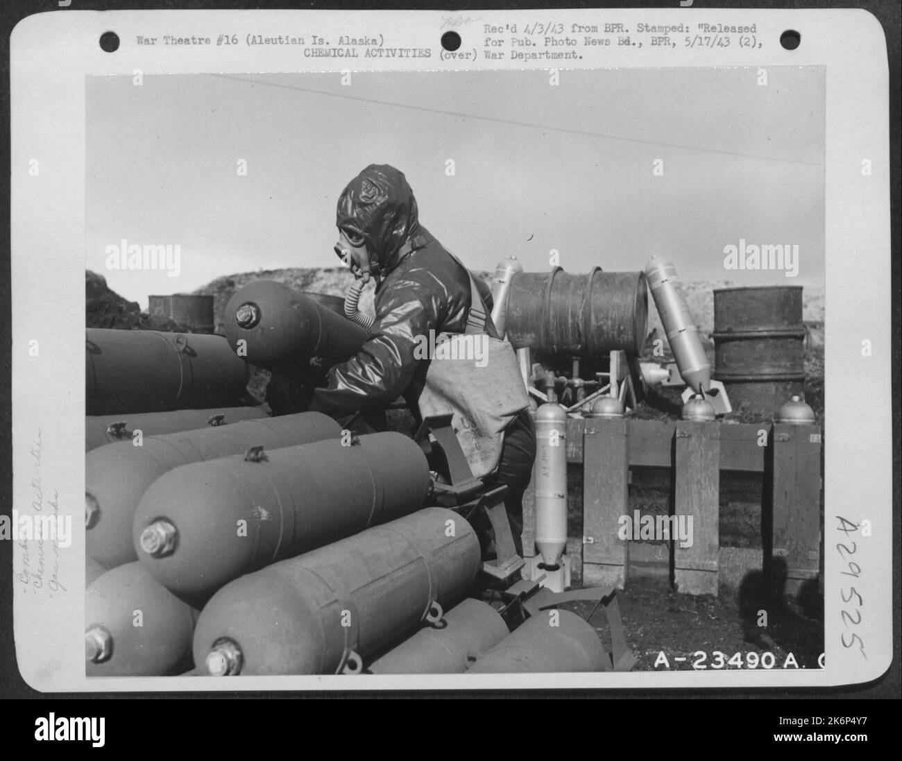 Dietro questo alzarsi è Sgt. WM. H. Malone, Jr. Di Dallas, Texas stackig bombe triossido di zolfo. Foto Stock