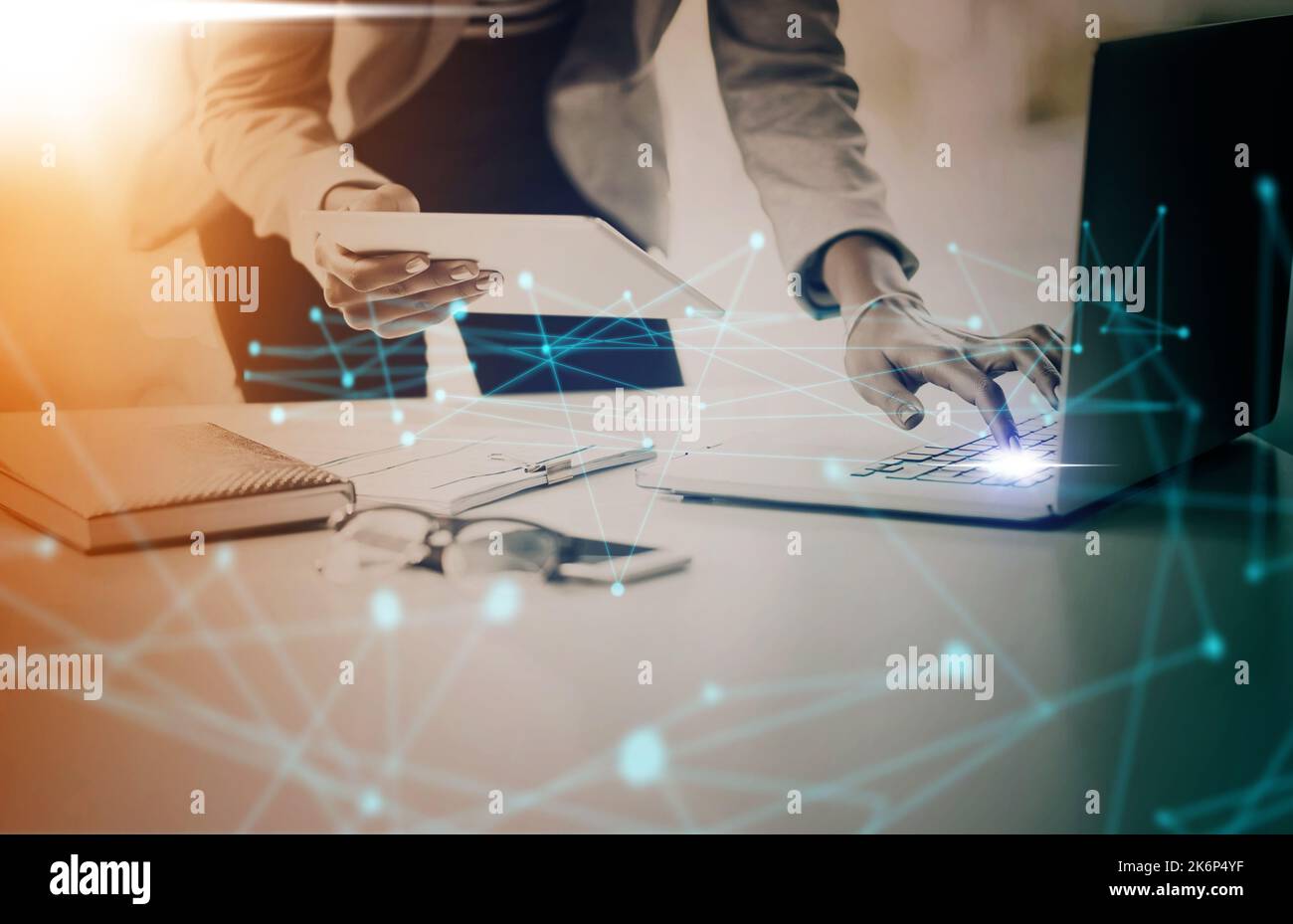 Trasformazione aziendale, notebook e digitale con tablet in rete con tecnologia e nodi di dati in ufficio. Responsabile aziendale sul computer in Foto Stock