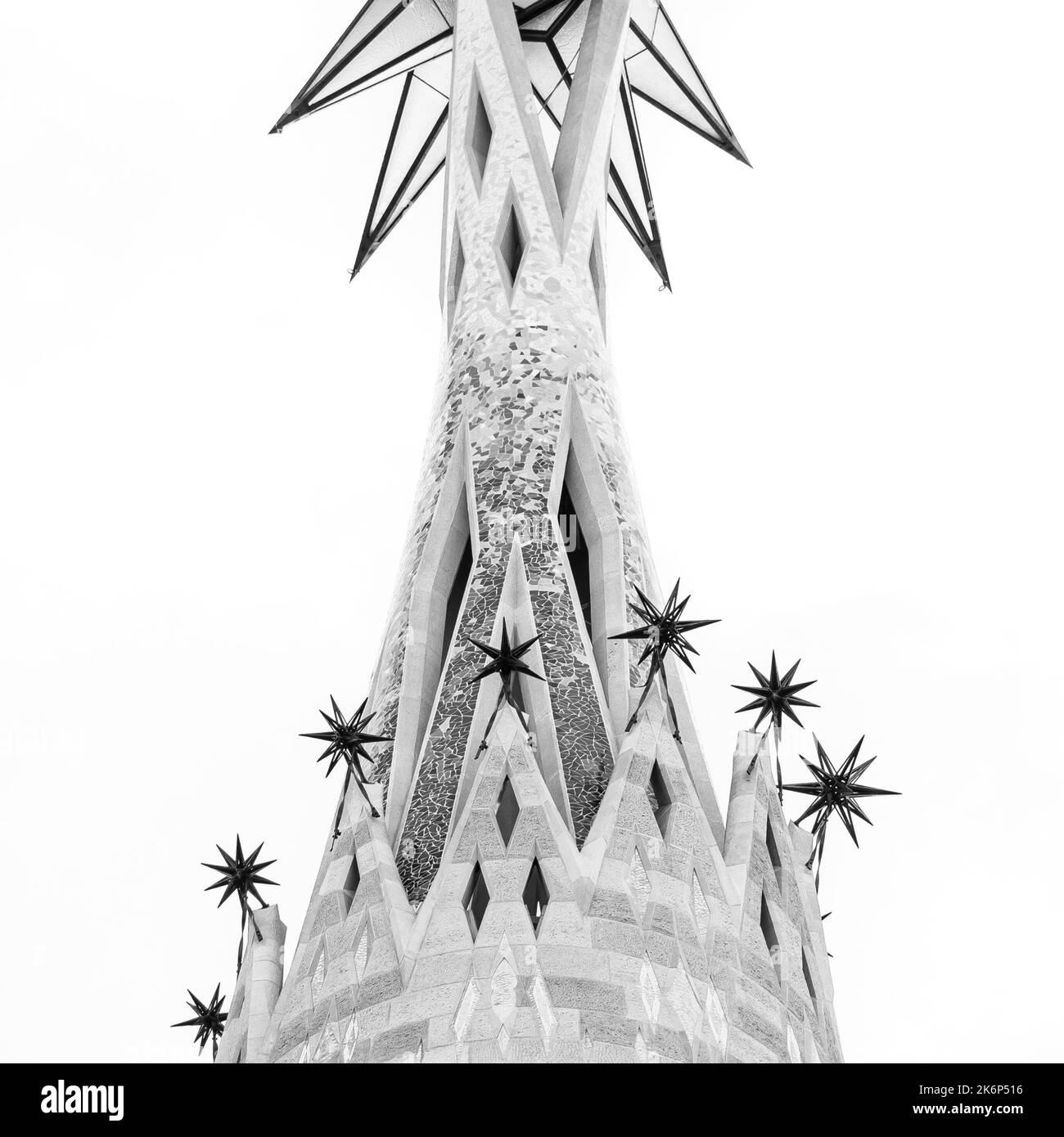 Stella principale della torre della Vergine Maria della Sagrada Familia e dettagli di piccole stelle, piastrelle e decorazioni come se fosse la stella di Natale Foto Stock