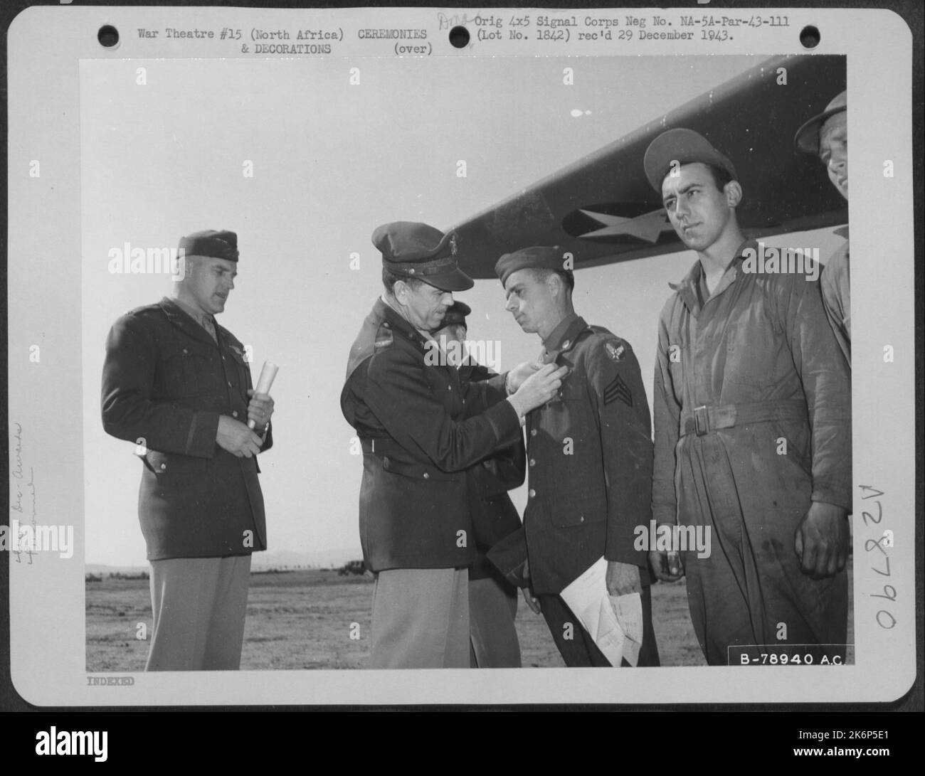 Il colonnello R. Beam premia Sgt. C.D. Cahill durante una cerimonia presso una base aerea a Oujda, Nord Africa. 3 febbraio 1943. Foto Stock