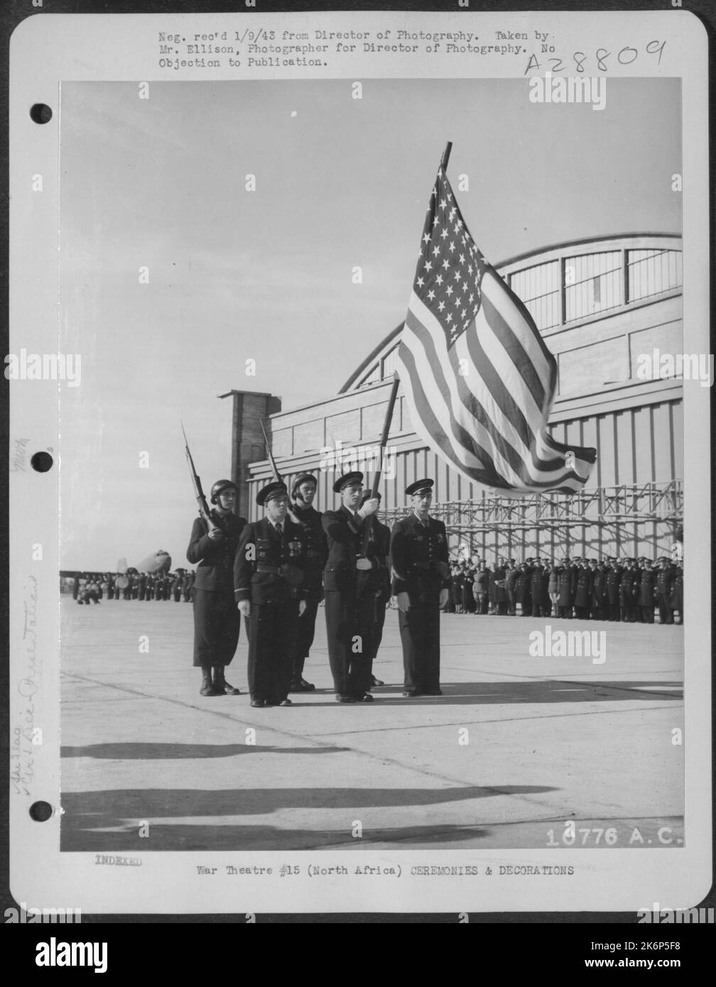 La Guardia di colore francese della Lafayette Escardrille ricevette la bandiera americana durante la presentazione di Curtiss P-40 'Warhawks.' Nord Africa. Foto Stock