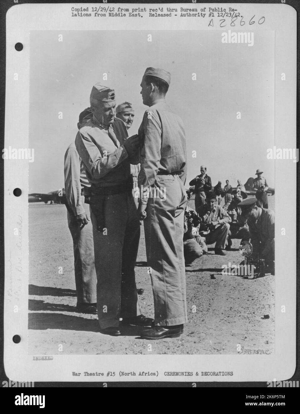 S/Sgt. Knox, ingegnere-artigliere, di Columbus, Georgia, è stato decorato con la Stella d'Argento dal generale Frank M. Andrews, comandante generale dell'USAF in Medio Oriente. Durante l'attacco al porto di Tobruk, la nave è stata colpita in numerosi luoghi Foto Stock