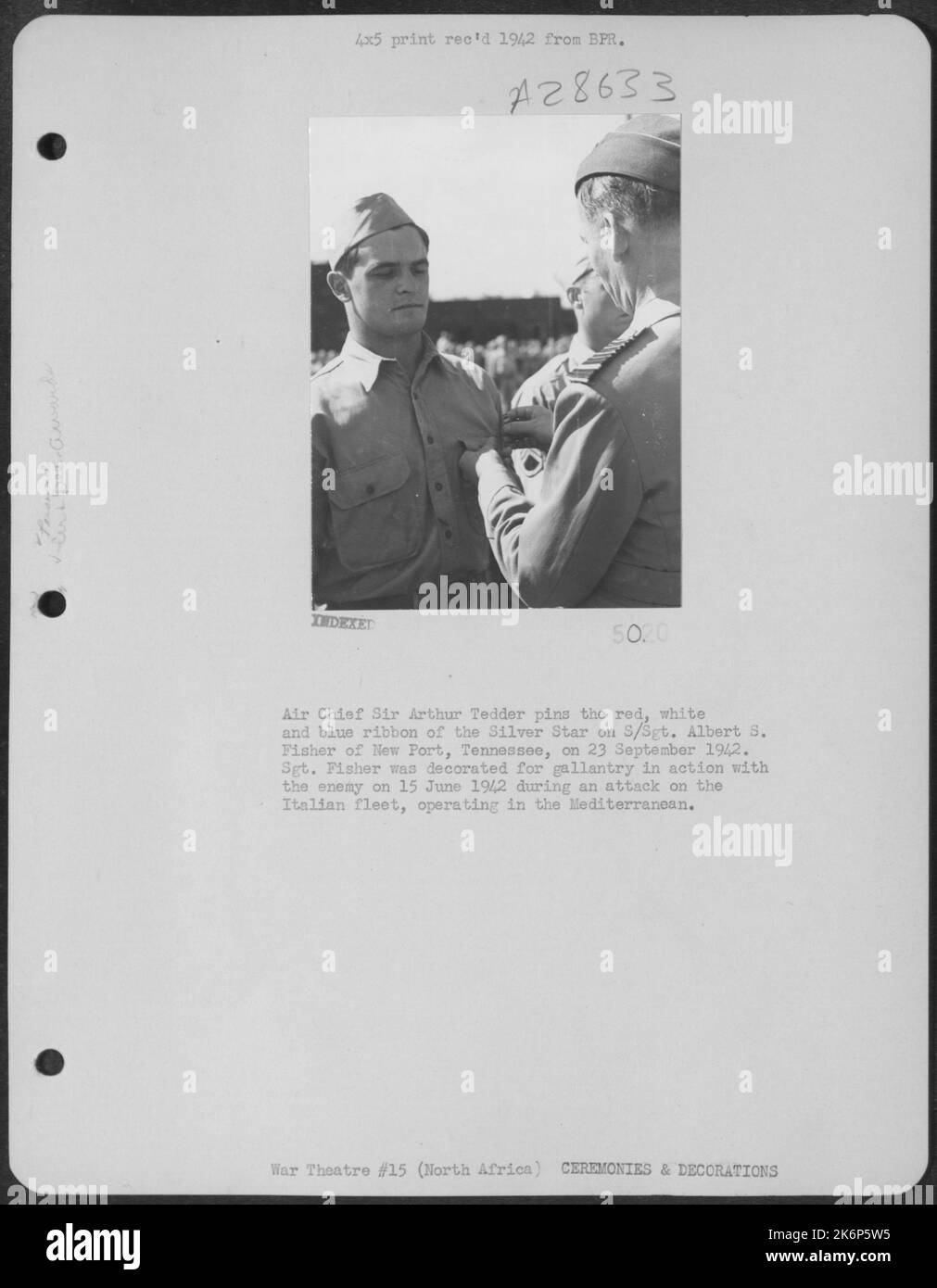 Il capo d'aria Sir Arthur Tedder informa il nastro rosso, bianco e blu della Silver Star su S/Sgt. Albert S. Fisher di New Port, Tennessee, il 23 settembre 1942. Il 15 giugno 1942, Fisher è stato decorato per la galanteria in azione con il nemico. Pescatore SGT Foto Stock