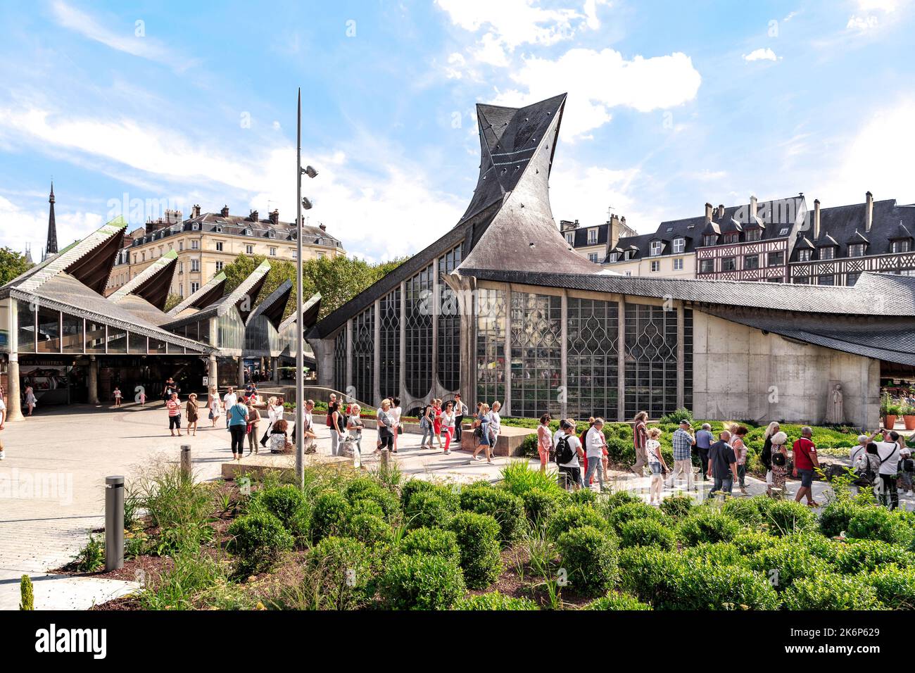 ROUEN, FRANCIA - 31 AGOSTO 2019: Questo è il look moderno della Piazza del mercato e la chiesa moderna di San Giovanna d'Arco al luogo del suo incendio. Foto Stock