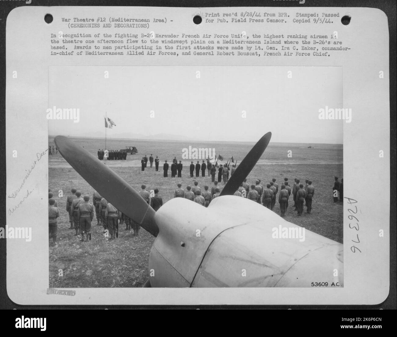 In riconoscimento delle unità militari francesi B-26 Marauder, i velieri più alti del teatro un pomeriggio volarono verso la pianura spazzata dal vento su un'isola mediterranea dove si trovano i B-Gococchi. Premi agli uomini che partecipano al primo Foto Stock