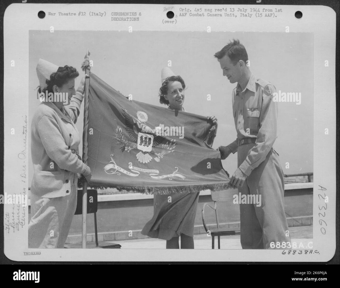 Il Gruppo Bomb 301st, con sede in Italia, dopo aver perso la sede Guidon, ha fatto appello agli infermieri dell'Ospedale Generale 61st per una persona che era a portata di mano con un ago e un filo, ma non era disponibile alcun materiale. Il gruppo bomba 2nd ha contribuito con la loro bandiera Foto Stock