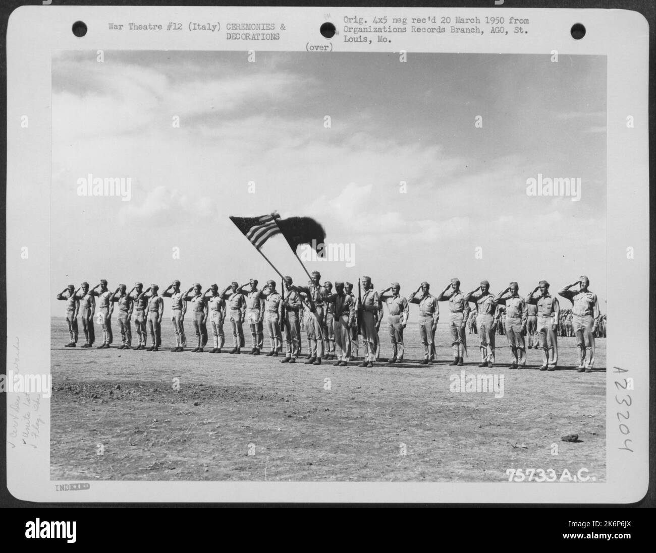 Uomini Salute durante la Presentazione cerimonie per i membri del Gruppo Fighter 1st da qualche parte in Italia, luglio 1944. Foto Stock