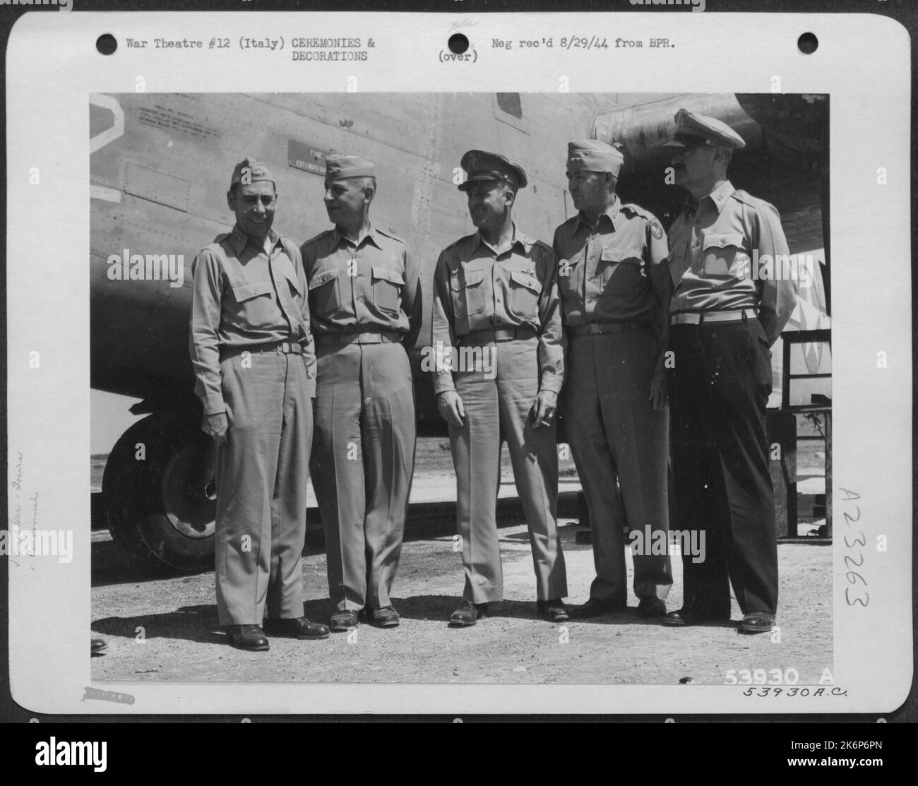 Durante un tour delle 15th Air Force durante un viaggio di ispezione a livello mondiale, questi generali hanno fatto un breve tour del 376th Liberator Bomb Group in Italia. Da sinistra a destra: Major General C.L. Bissel, G-2 degli Stati Uniti Forze di terra; generale J.E. Hull, capo Foto Stock