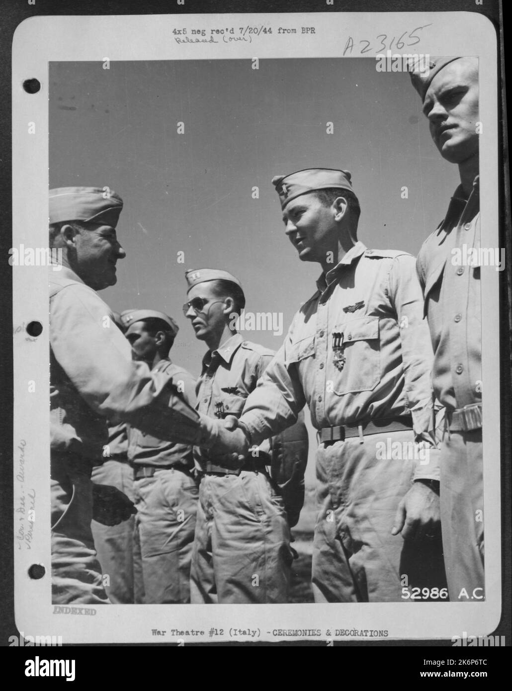 Il Gen. Nathan F. Twining, comandante generale dell'aeronautica militare 15th (a sinistra), si congratula con 1st Lt. John D. Warnack, Jr., 327 Virginia Ave., McComb, Miss., Dopo aver dato a Warnack la distinta Croce volante per 'straordinario risultato in aereo Foto Stock